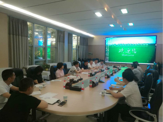 新疆自治區(qū)科技廳副廳長高旺盛陪同我院院長一行調研昌吉國家農(nóng)業(yè)科技園區(qū)